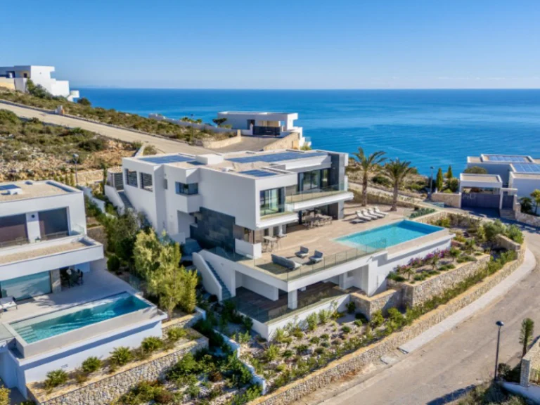 Villa in Cumbre del Sol – photo 1